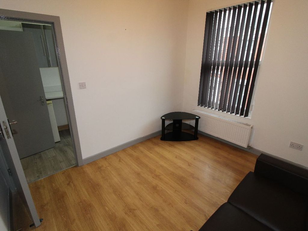 2 bed flat to rent in Christ Church Street, Preston PR1, £520 pppm