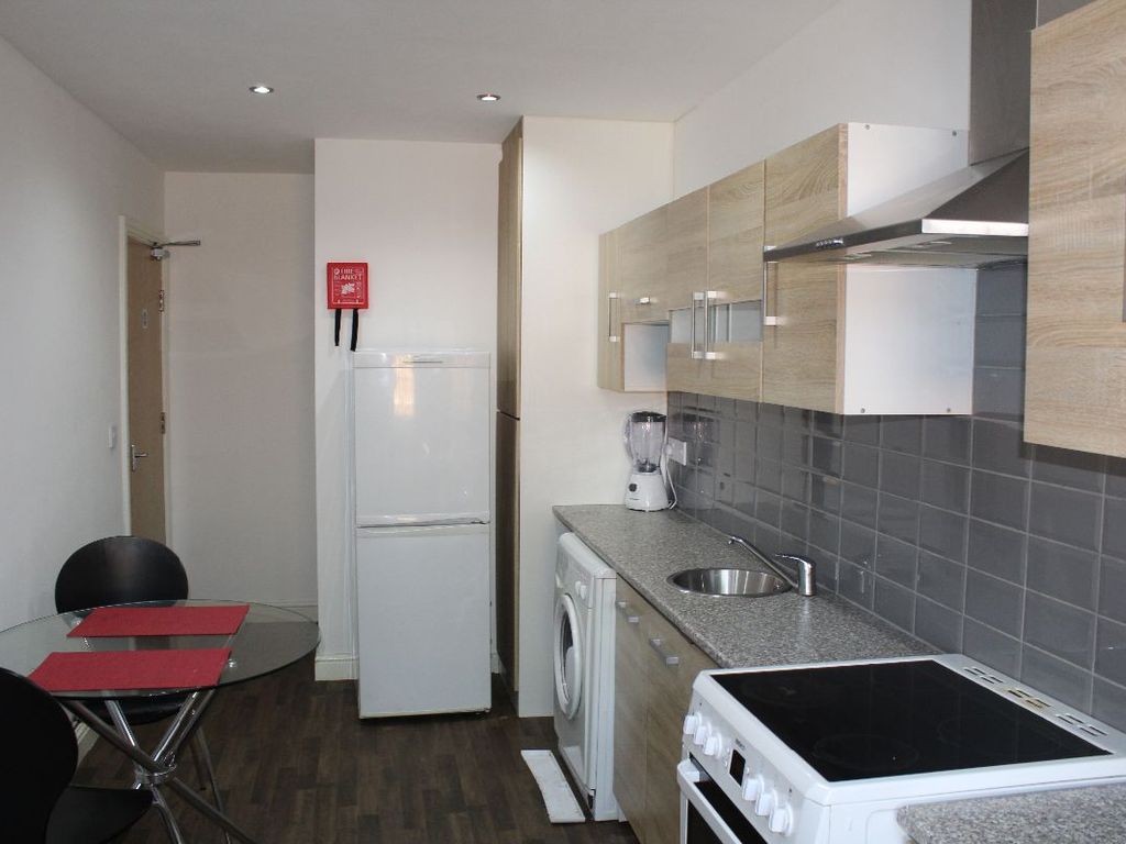 2 bed flat to rent in Shaw Street, Flat 7, Preston, Lancashire PR1, £442 pppm