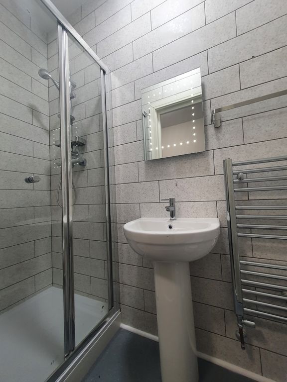 Room to rent in Castle Lane, Roath CF24, £695 pcm