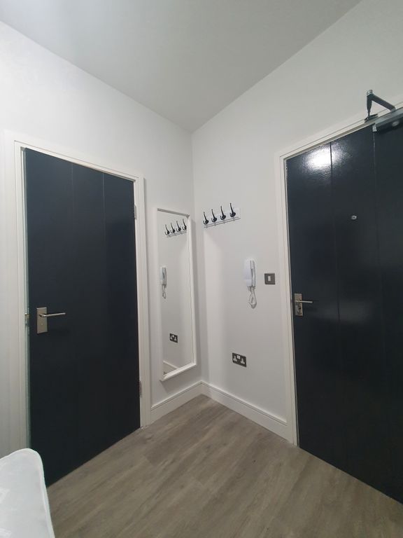 Room to rent in Castle Lane, Roath CF24, £695 pcm