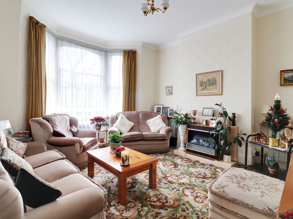 2 bed maisonette for sale in Trinity Road, Bowes Park, London N22, £450,000