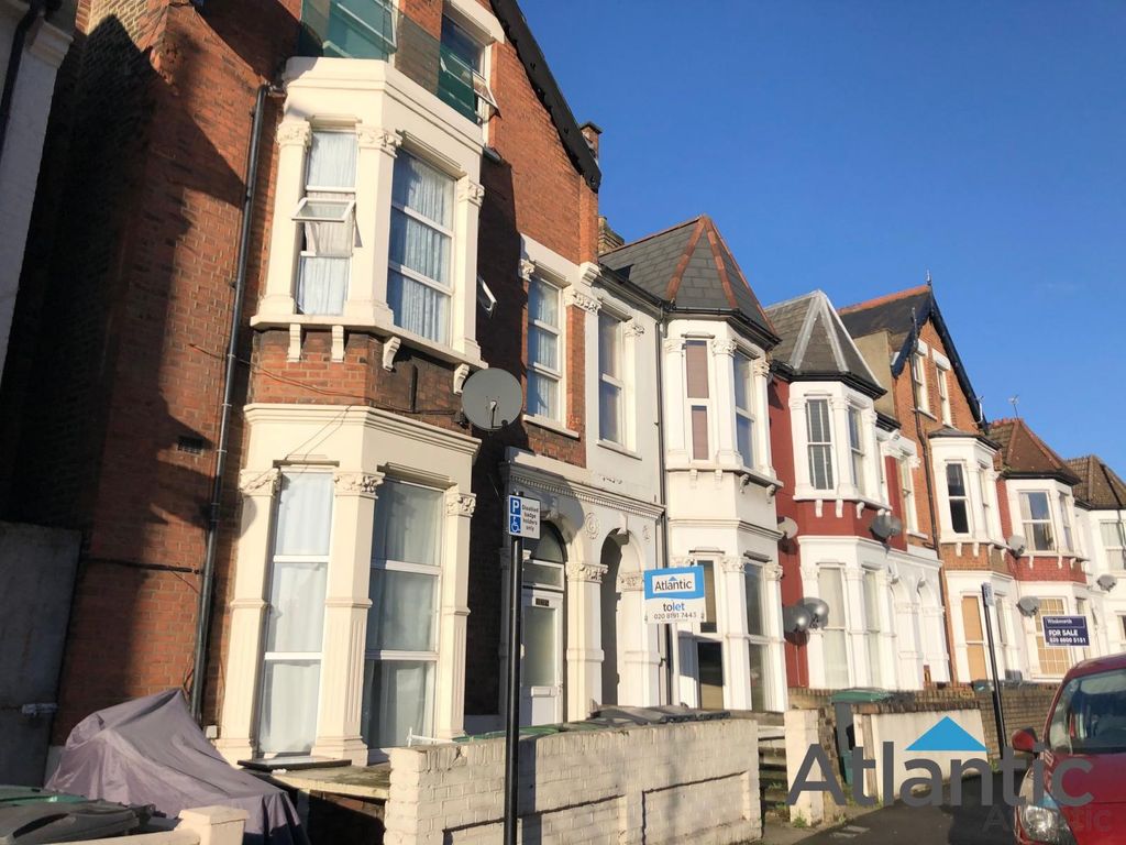 Studio to rent in Wightman Road, Harringay N8, £1,149 pcm