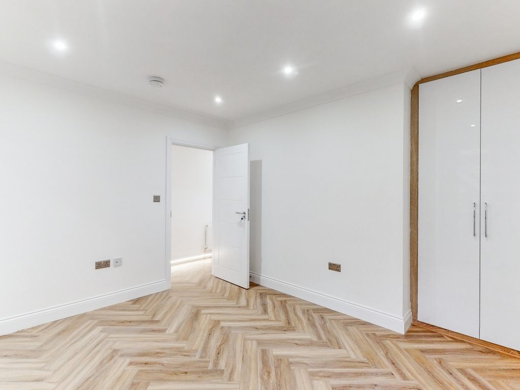 2 bed flat to rent in Stanlake Road, Shepherd's Bush, London W12, £2,375 pcm