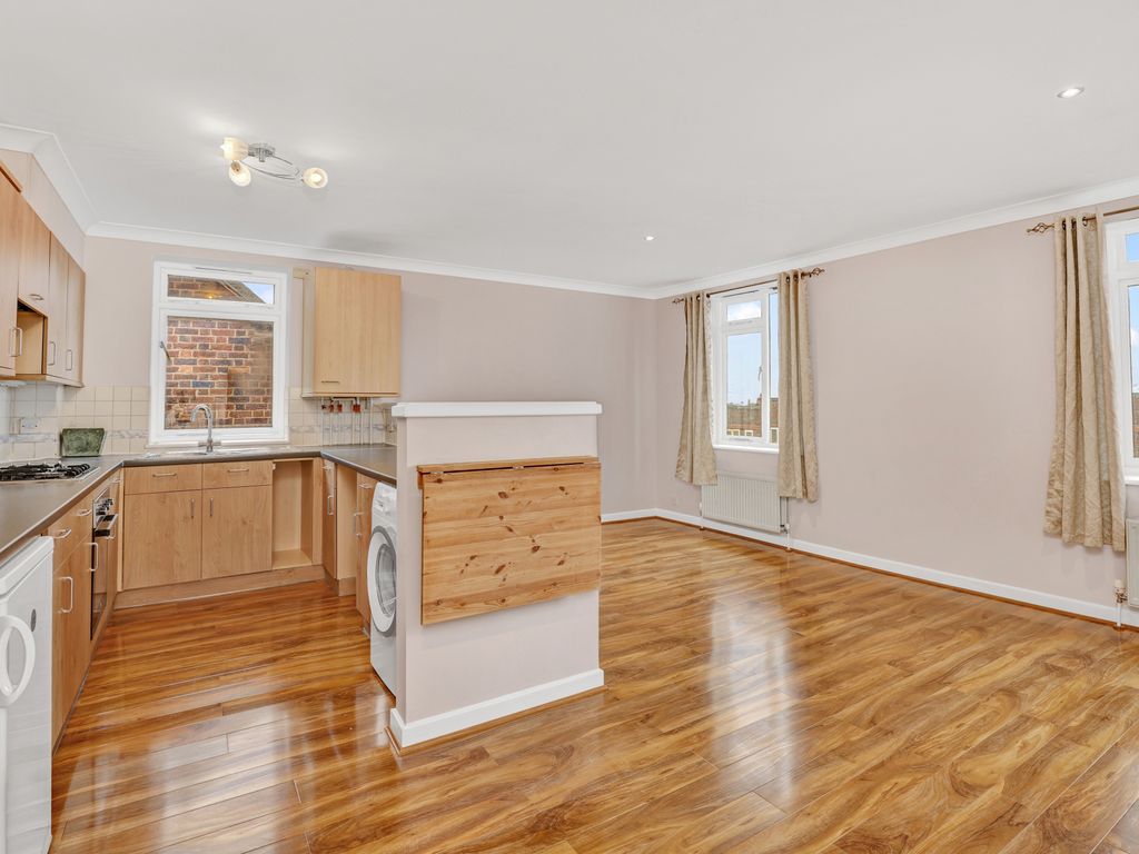 2 bed flat to rent in Windsor Road, Worcester Park KT4, £1,800 pcm