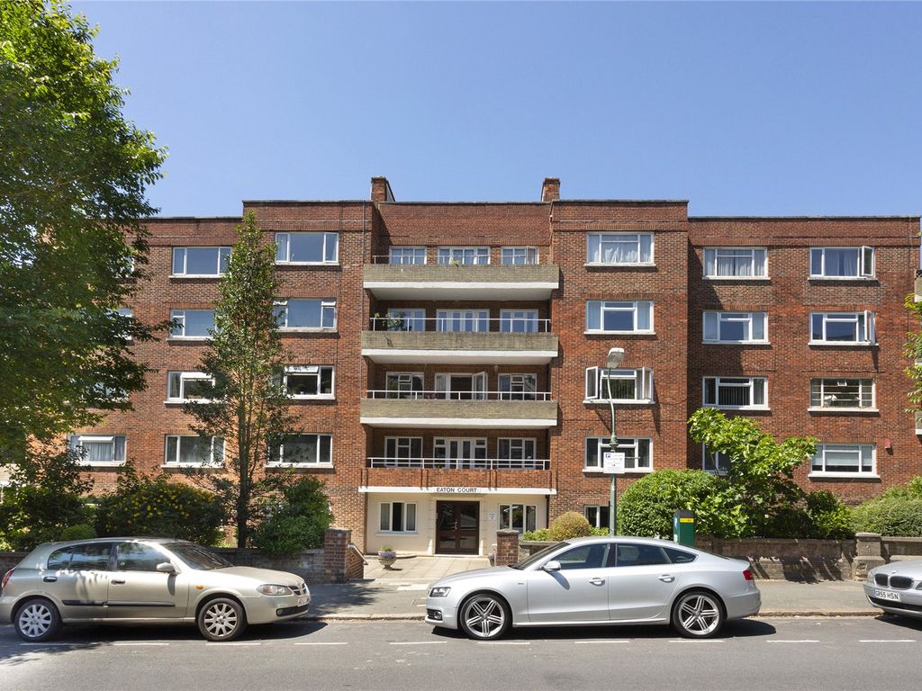 3 bed flat to rent in Eaton Court, Eaton Gardens, Hove, East Sussex BN3, £1,800 pcm