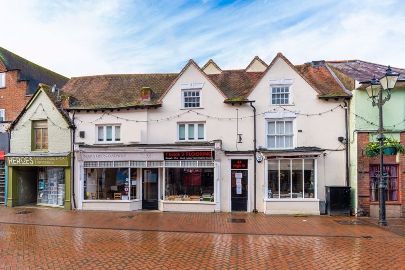 2 bed flat for sale in High Street, Chesham HP5, £259,000