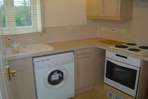 2 bed flat to rent in Saltash Road, Swindon SN2, £925 pcm