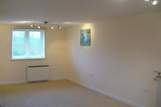 2 bed flat to rent in Saltash Road, Swindon SN2, £925 pcm