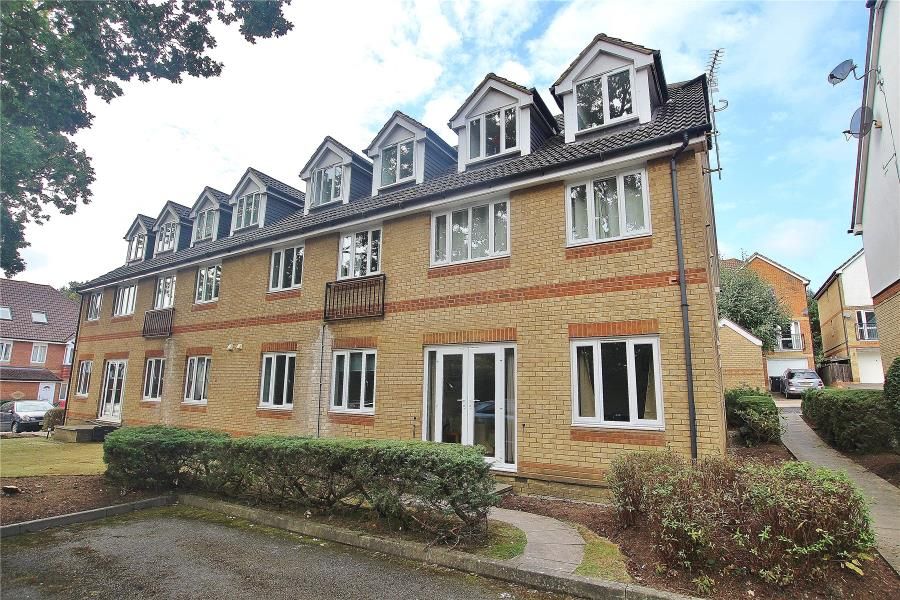 2 bed flat to rent in Alexandra Gardens, Knaphill, Woking GU21, £1,250 pcm