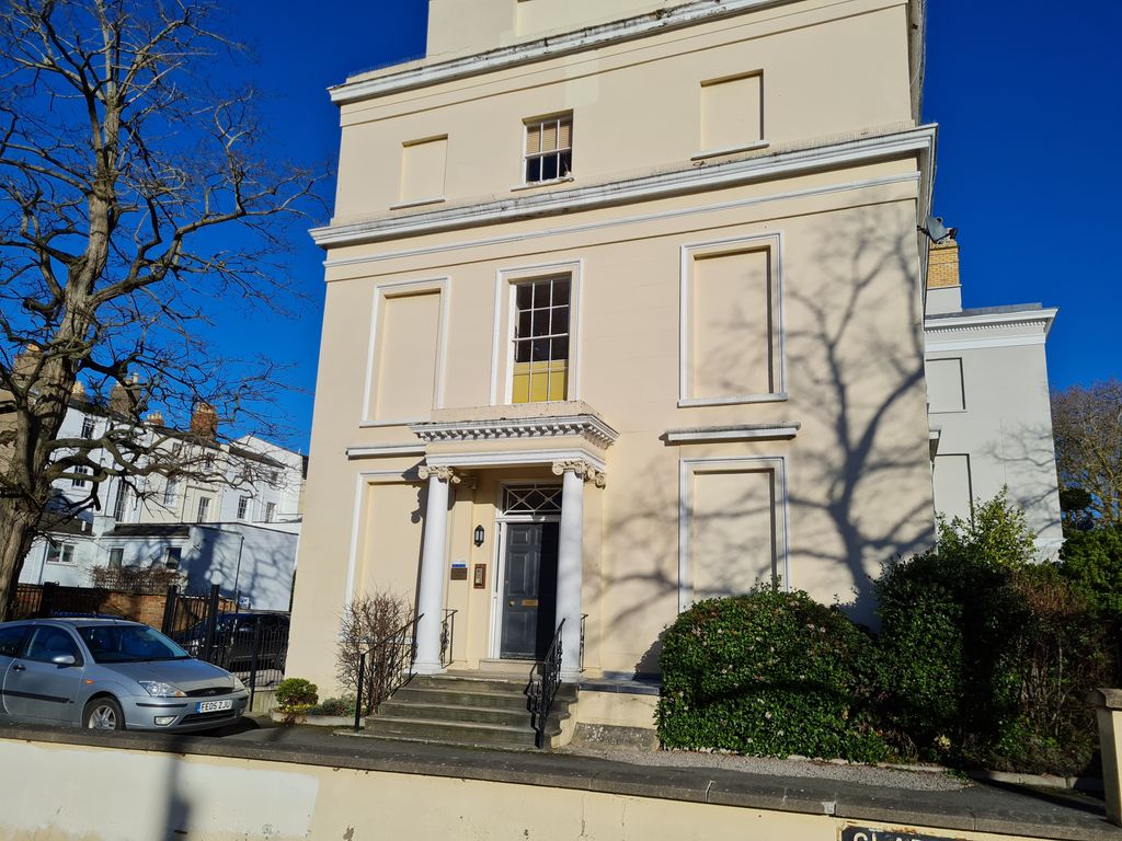 1 bed flat to rent in Clarence Road, Cheltenham GL52, £900 pcm
