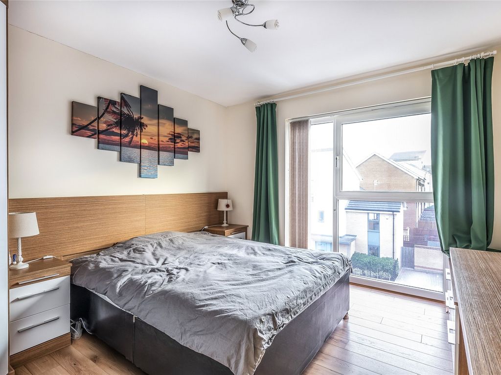 2 bed flat to rent in Drake Way, Reading, Berkshire RG2, £1,500 pcm