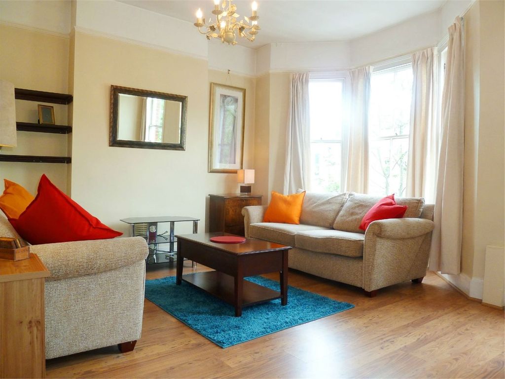 2 bed flat to rent in Stormont Road, Clapham Junction SW11, £1,950 pcm