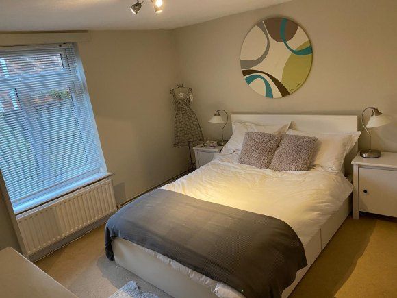 Room to rent in Bear Lane, Farnham, Surrey GU9, £802 pppm