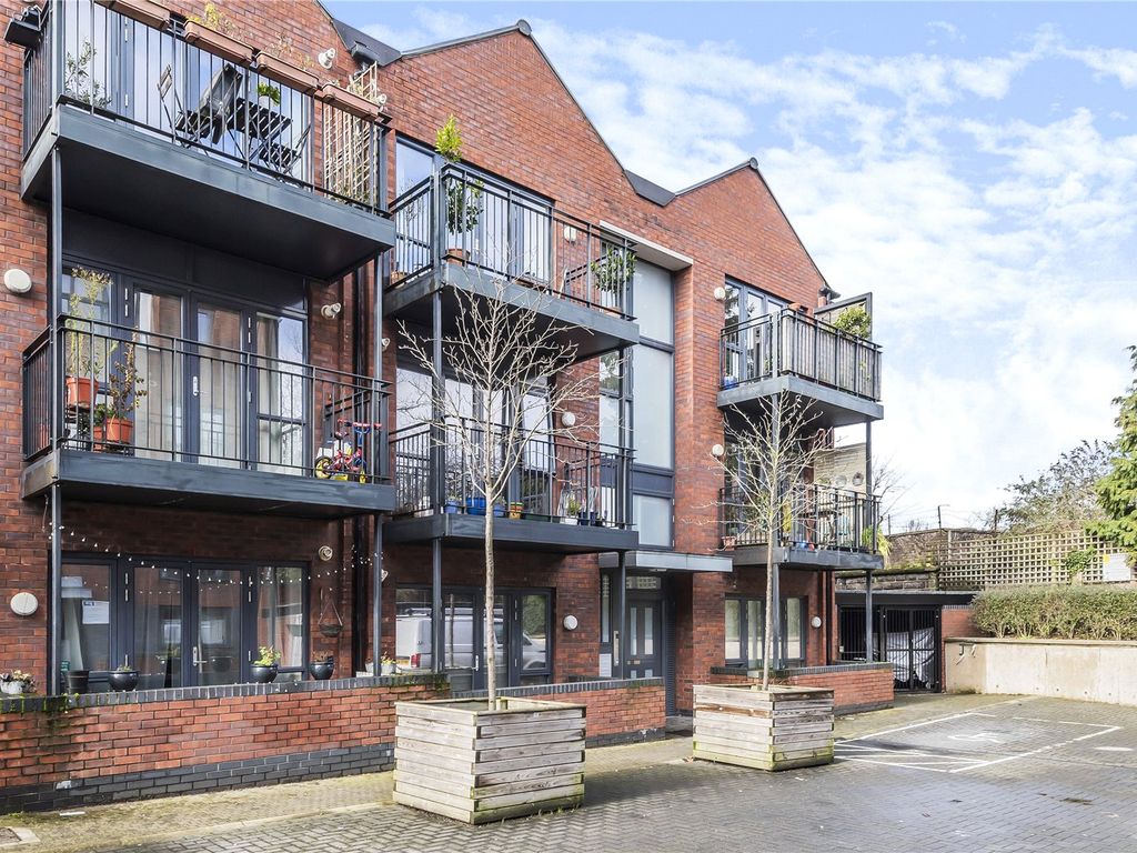 2 bed flat for sale in Leverton Close, Wood Green, London N22, £375,000