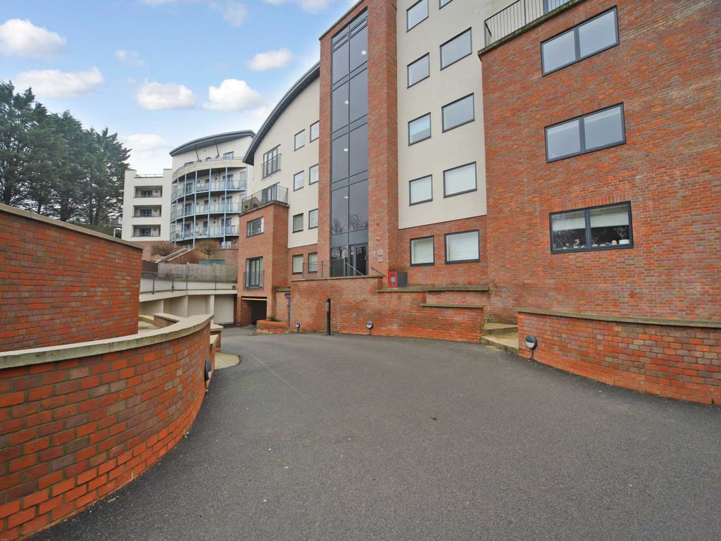 2 bed flat to rent in Brookside Court, Tring HP23, £1,350 pcm