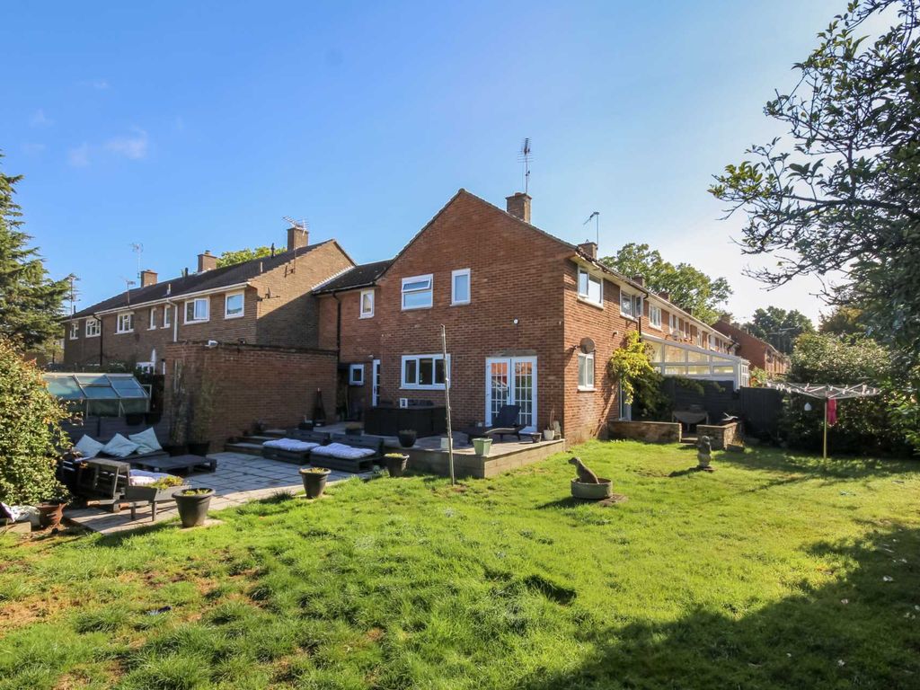 4 bed terraced house for sale in Haversham Drive, Bracknell RG12, £400,000
