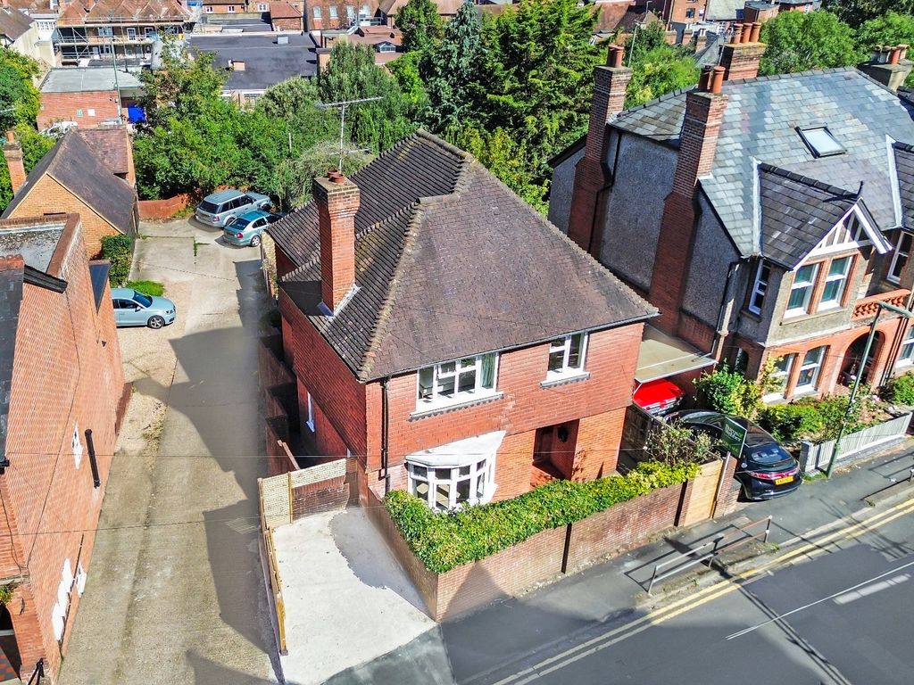3 bed detached house for sale in Godalming, Surrey GU7, £700,000
