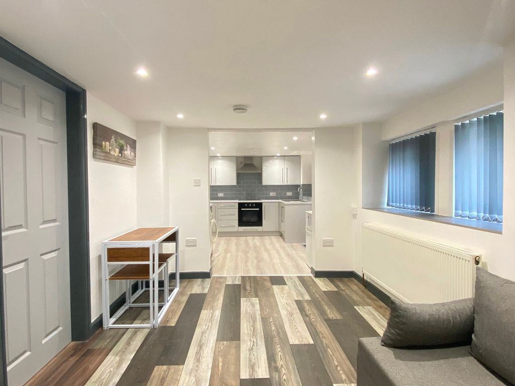 2 bed flat to rent in James Street, Blackburn BB1, £775 pcm