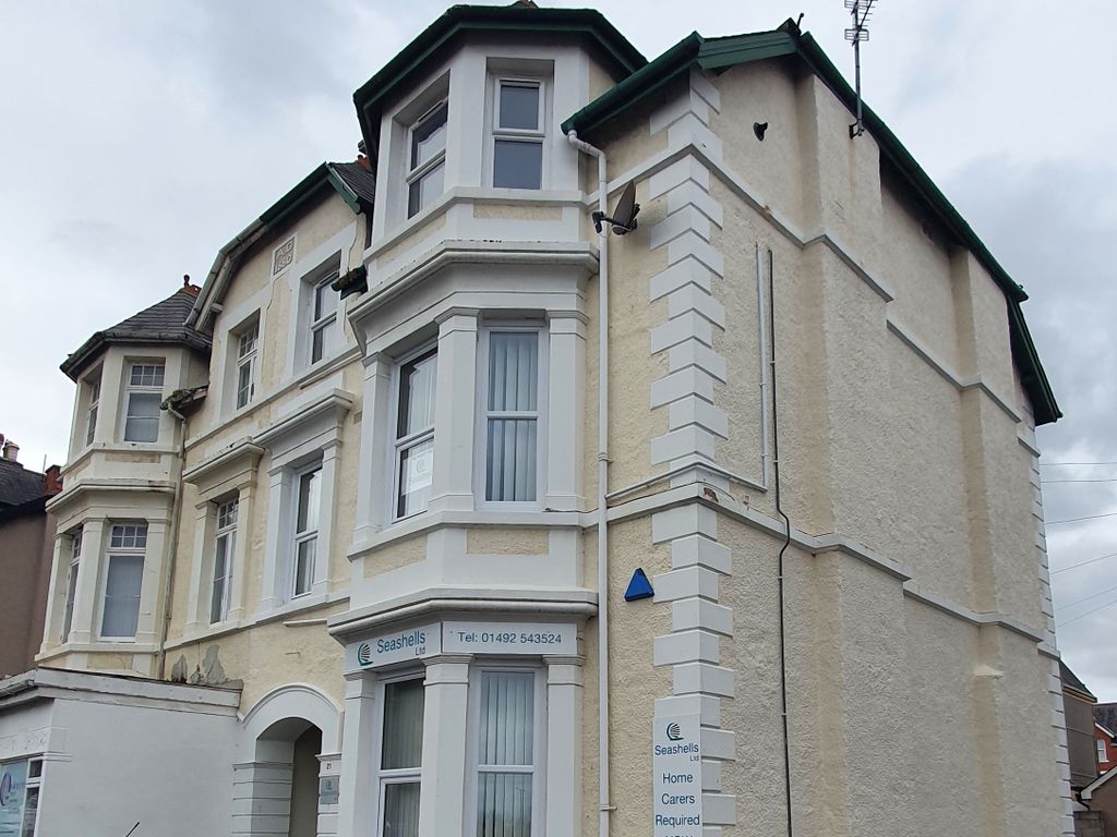 2 bed flat to rent in Wynnstay Road, Colwyn Bay LL29, £625 pcm
