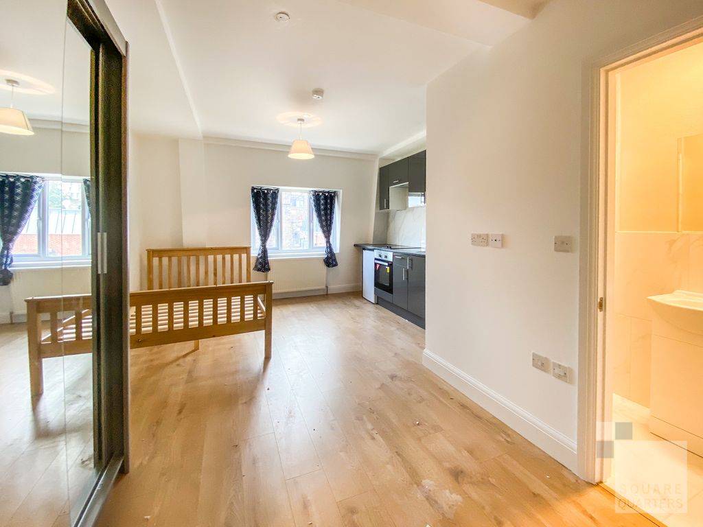 Studio to rent in Holloway Road, Holloway N7, £1,430 pcm