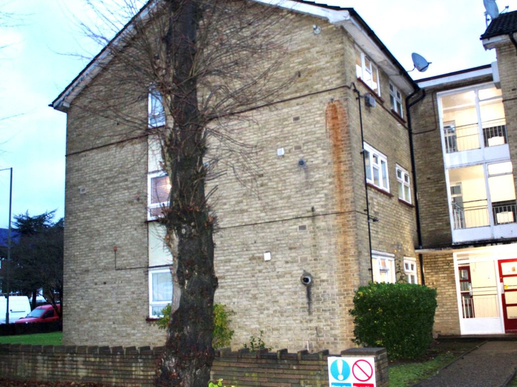 2 bed flat for sale in Lodge Mead Court, Etchingham Park Road, West Hendon N3, £350,000