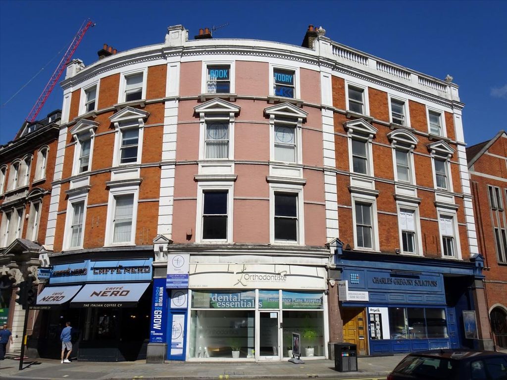 Commercial property to let in Hammersmith Broadway, London W6, £40,000 pa