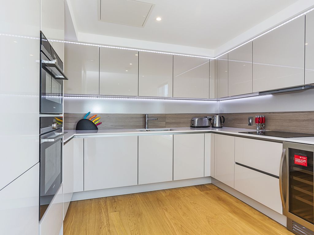 2 bed flat to rent in Holland Park Avenue, Kensington W11, £4,250 pcm