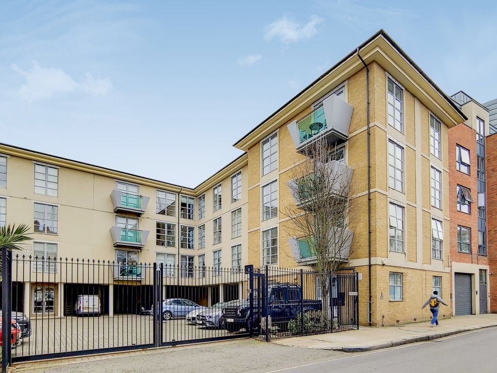 2 bed flat for sale in The Grange, London SE1, £475,000