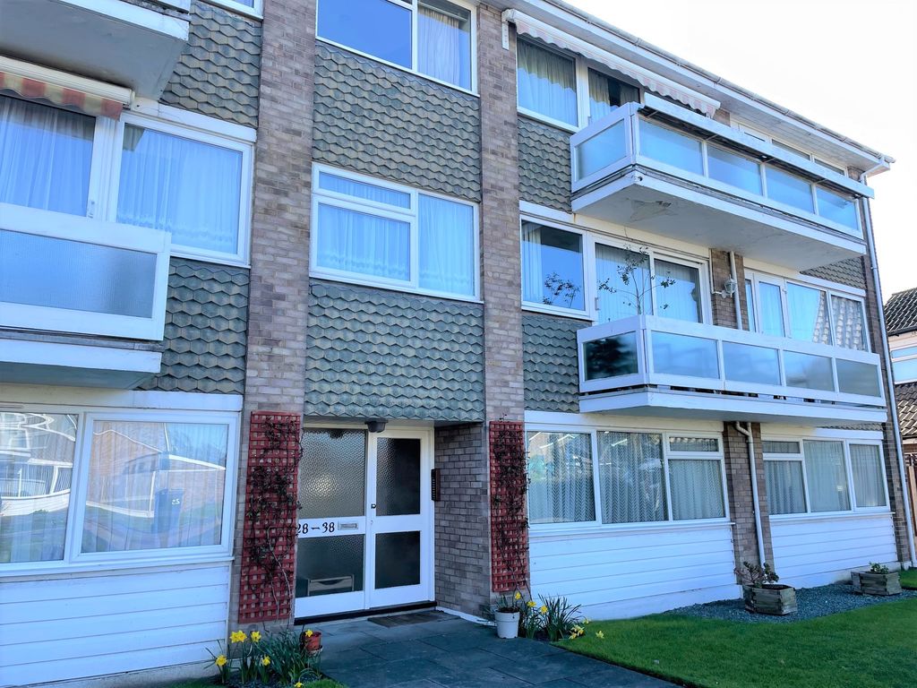 2 bed flat to rent in Dungannon Chase, Thorpe Bay, Southend SS1, £1,100 pcm