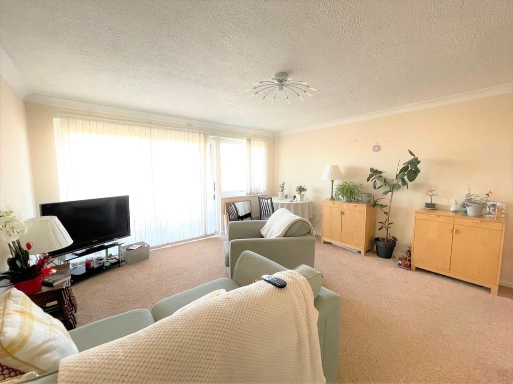 2 bed flat to rent in Dungannon Chase, Thorpe Bay, Southend SS1, £1,100 pcm