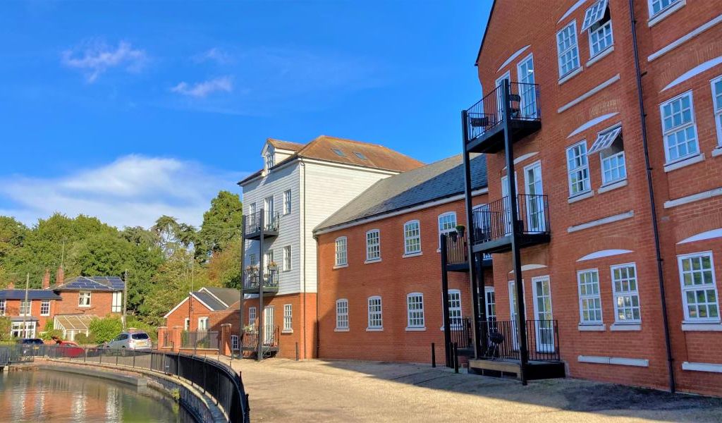 2 bed flat to rent in Waterside Lane, Colchester CO2, £1,200 pcm