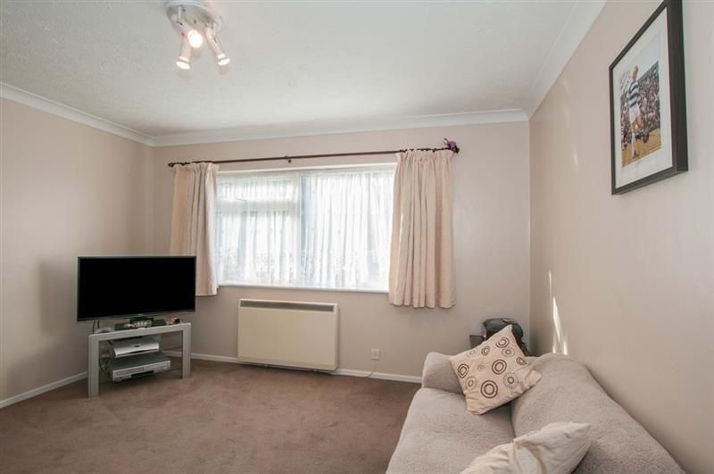 2 bed flat to rent in Cavendish Close, Taplow, Slough SL6, £1,450 pcm
