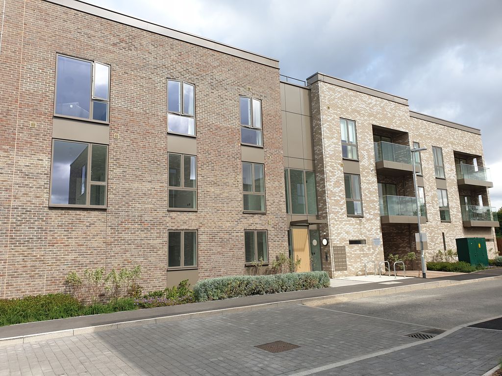 2 bed flat to rent in Musgrave Drive, Cambridge CB2, £1,550 pcm