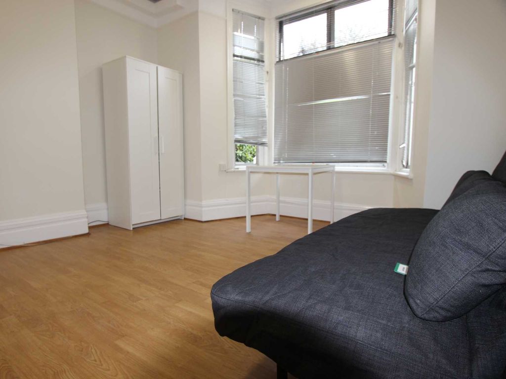 Studio to rent in Third Avenue, Acton W3, £1,025 pcm
