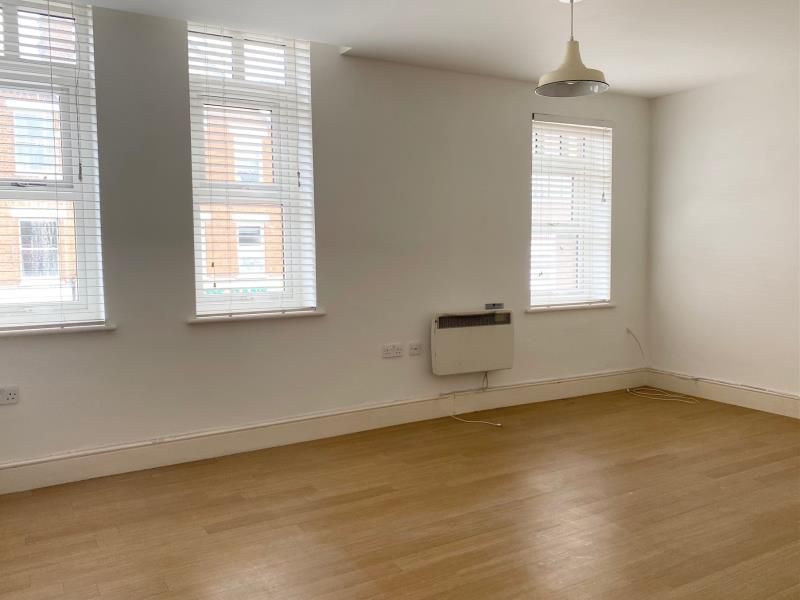 1 bed flat to rent in Ashley Road, Walton On Thames, Surrey KT12, £1,095 pcm