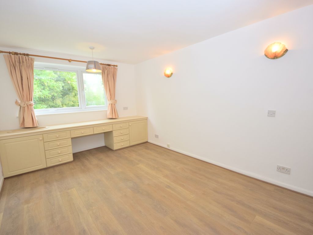 2 bed flat to rent in Green Hill, Buckhurst Hill IG9, £1,850 pcm