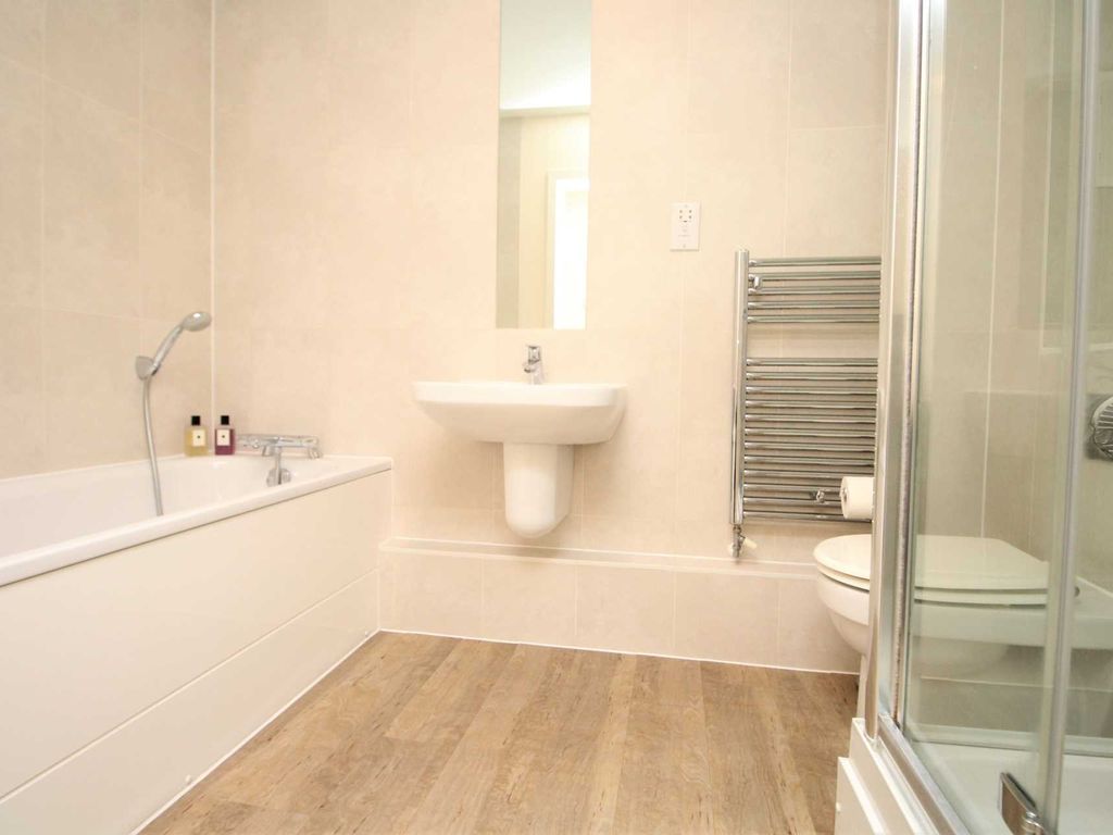 1 bed flat for sale in Adlington House, Rollason Way CM14, £250,000