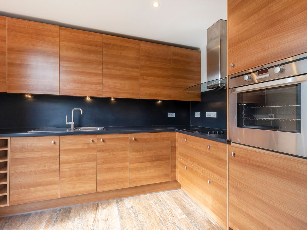 1 bed flat to rent in Honeybourne Way, Cheltenham GL50, £950 pcm