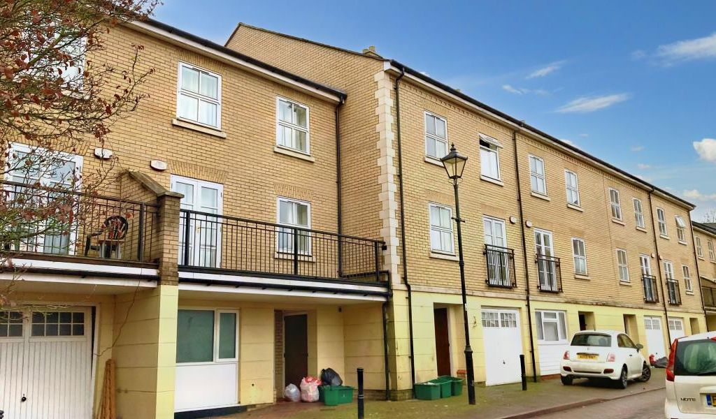 5 bed town house to rent in Albany Gardens, Colchester CO2, £2,300 pcm