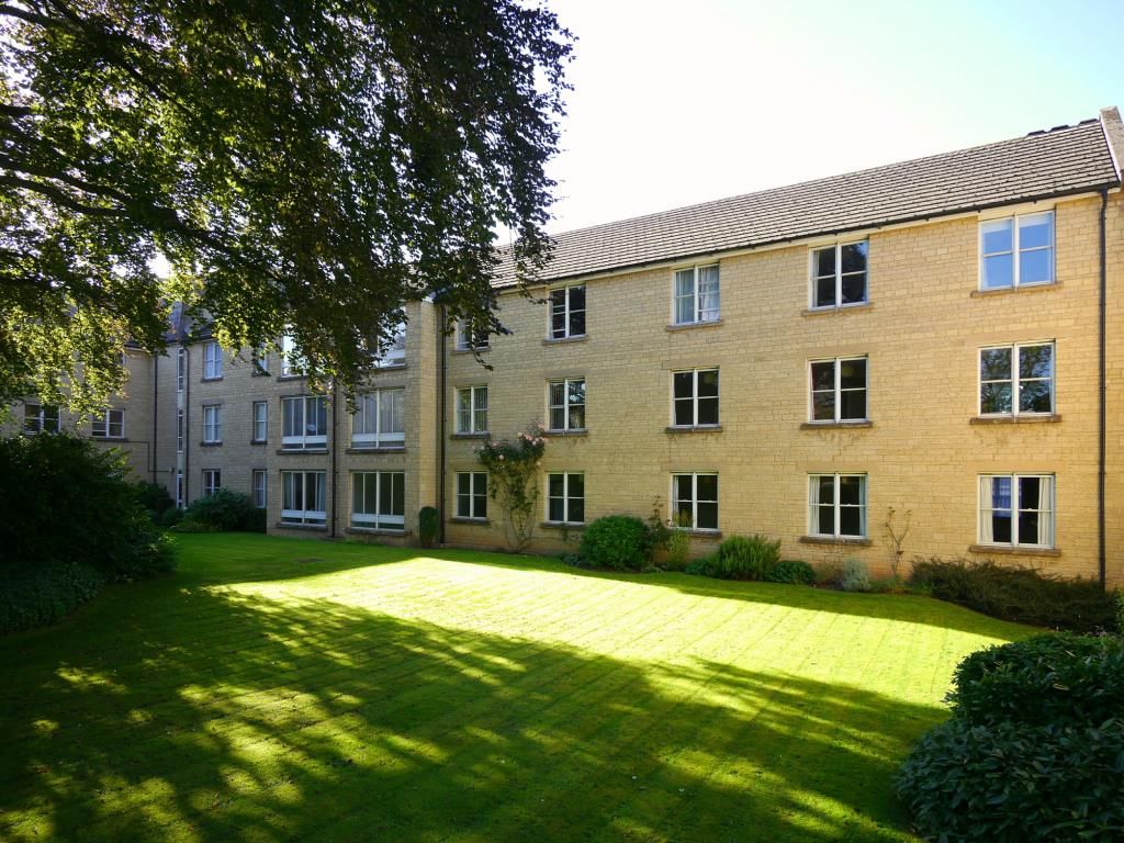 2 bed flat to rent in Mullings Court, Cirencester GL7, £995 pcm