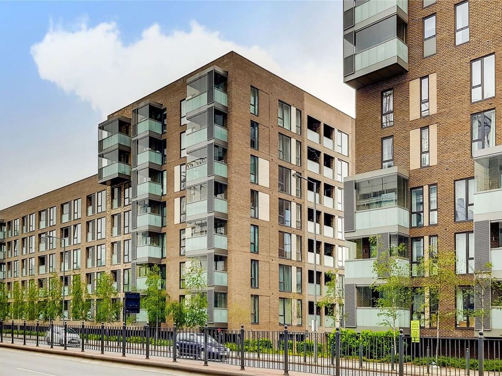 1 bed flat for sale in 16 Deauville Close, London E14, £385,000