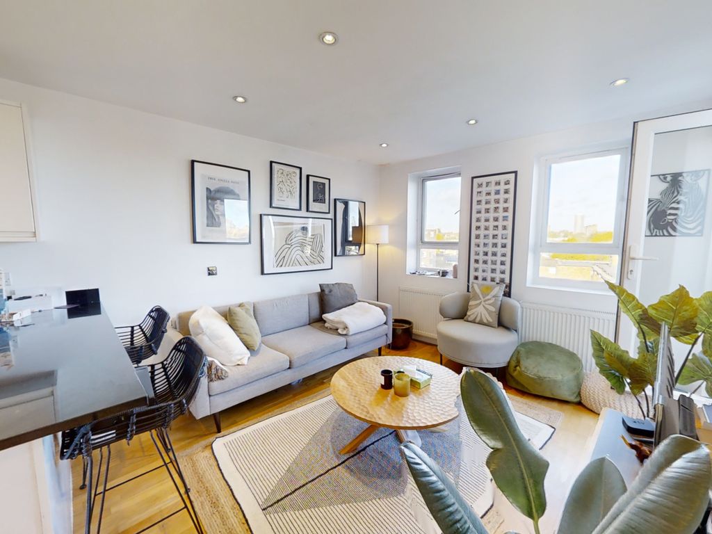 1 bed flat for sale in Lavender Hill, Clapham, London SW11, £399,950
