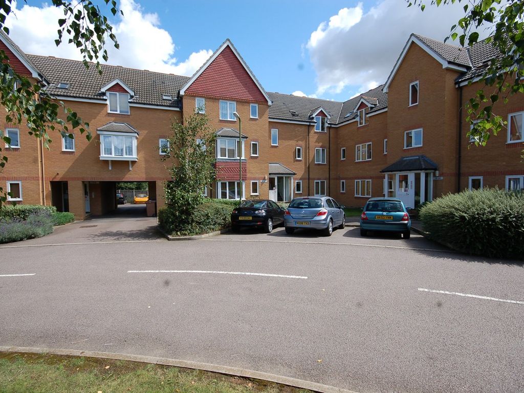 2 bed flat to rent in Redoubt Close, Hitchin SG4, £1,100 pcm