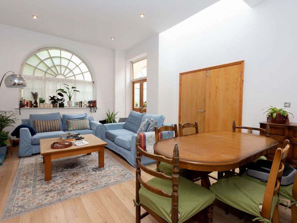 2 bed flat for sale in White Horse Lane, London E1, £575,000