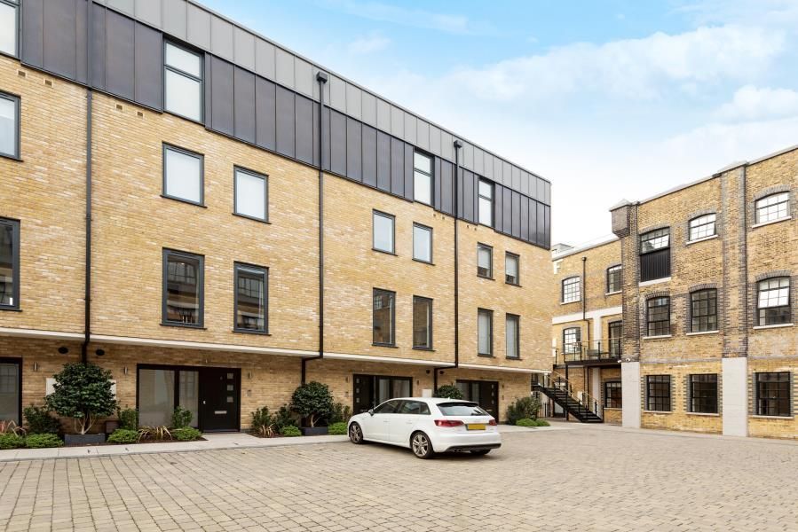 3 bed town house to rent in Rainville Rd, London W6, £11,700 pcm
