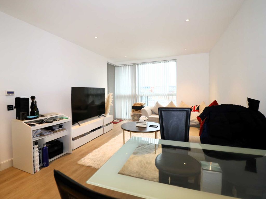 2 bed flat to rent in High Street, London N8, £2,200 pcm