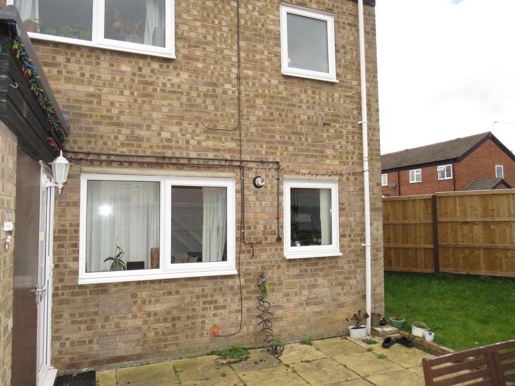 1 bed property to rent in Masefield Walk, Thetford IP24, £800 pcm