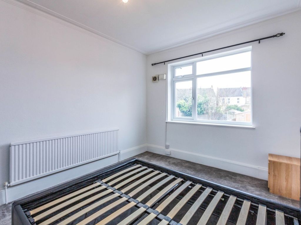 1 bed flat for sale in Kingsley Road, London N13, £345,000