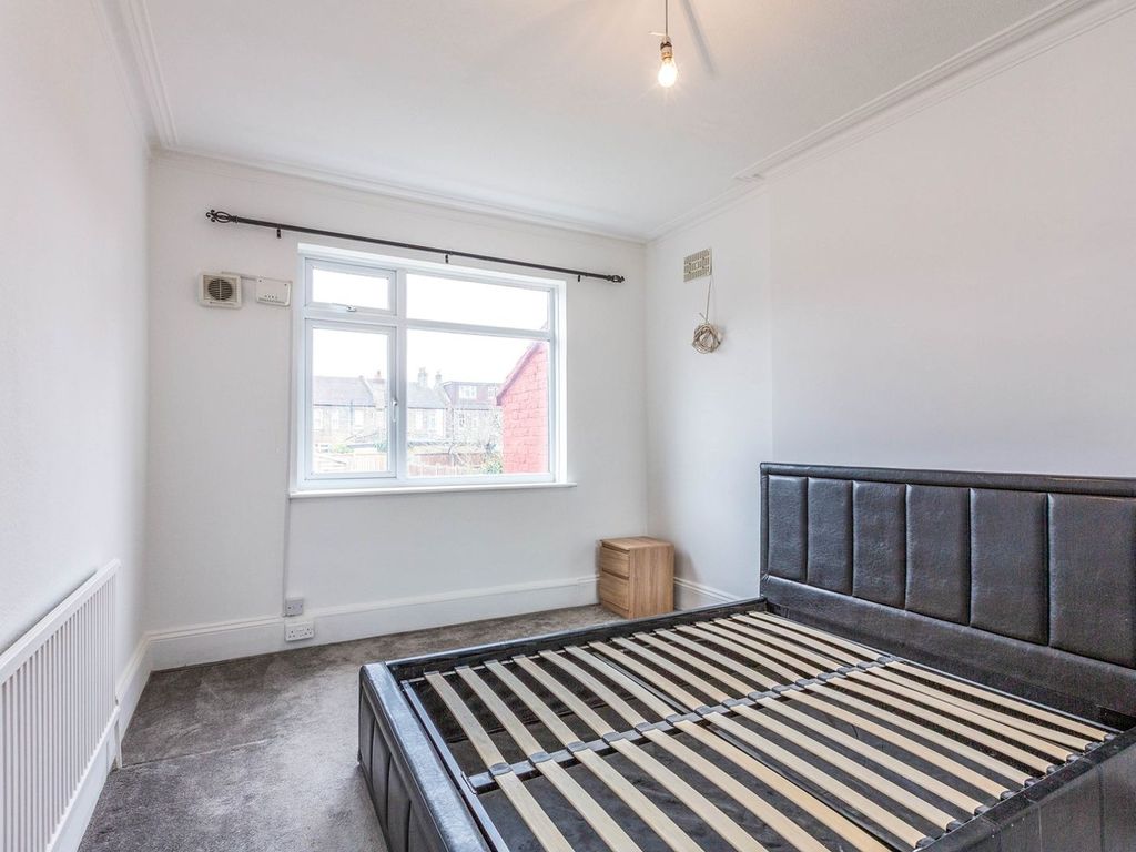 1 bed flat for sale in Kingsley Road, London N13, £345,000