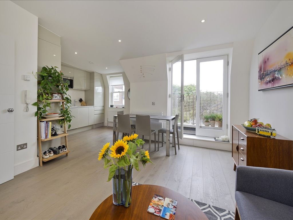 1 bed flat for sale in Goldhawk Road, London W12, £425,000